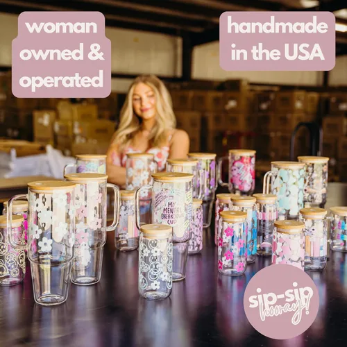 Vista 5 de Sip-Sip Hooray! Smiley Daisy - Taza de vidrio de 16 onzas con tapa y pajilla, vaso de café helado floral retro, bonito regalo personalizado
