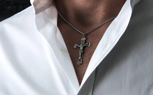 Vista 4 de Heartland - Colgante de plata de ley con crucifijo para hombre con detalles de plata antigua, bordes de barra transversal + caja de regalo de cadena