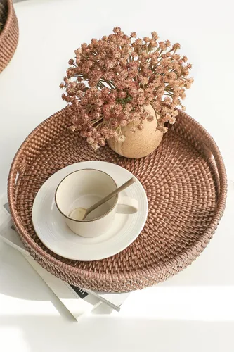 Vista 5 de HITOMEN Bandeja de mimbre redonda tejida a mano de 11.8 pulgadas con asas para mesa de café (marrón cálido-M)