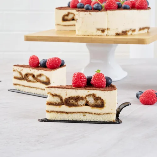Vista 3 de Restaurantware Tablas para pasteles de 4.5 x 3 pulgadas, 100 bandejas triangulares de postre, ligeras con asa, tableros de repostería de plástico