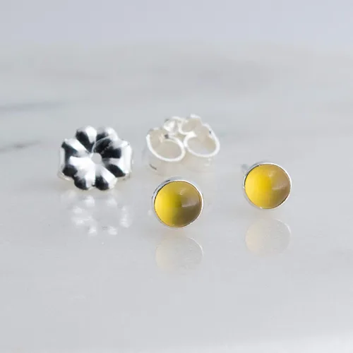 Vista 73 de Aretes pequeños de plata de ley para cartílago, tragus, hélix, múltiples piercings hipoalergénicos, piedra natal para mujer, juego de bisel