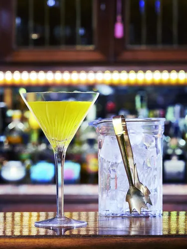 Vista 5 de Luigi Bormioli Mixology - Vasos de Martini de 7.25 onzas, juego de 4