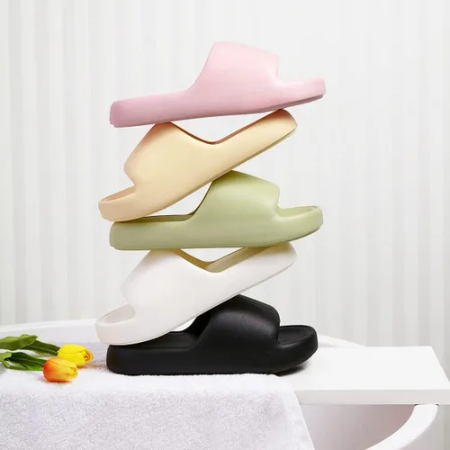 Vista 7 de CVACAURNTO Pantuflas de nube para hombre y mujer, sandalias de baño acolchadas con suela gruesa, zapatos de almohada para interiores y exteriores