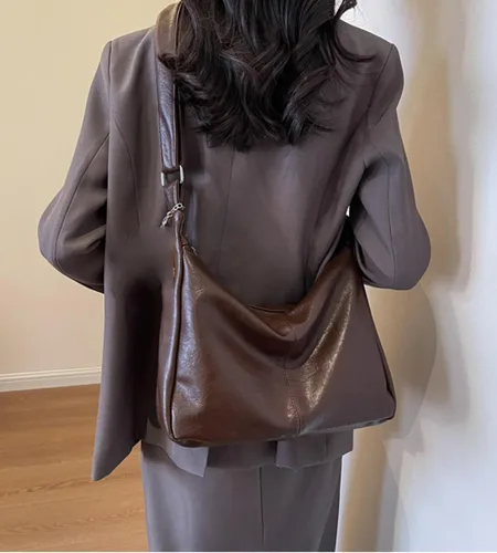 Vista 3 de Bolso Hobo de piel sintética para mujer, bolso de hombro con axilas a la moda, lindo bolso cruzado de media luna, bolso retro
