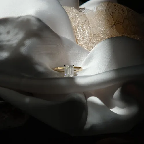 Vista 9 de espere Anillo de compromiso de moissanita de corte esmeralda de 2 quilates, anillo de compromiso clásico de oro sólido, anillo de oro amarillo de 14