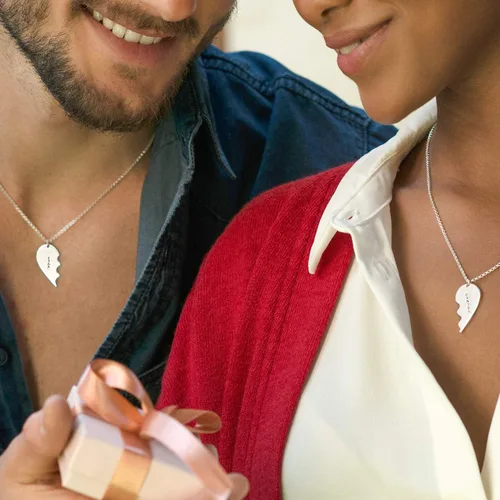 Vista 5 de MYKA - Collar de corazón roto grabado personalizado - Joyería personalizada para parejas, mejores amigas, ella, él, madre, padre, mujeres, hombres