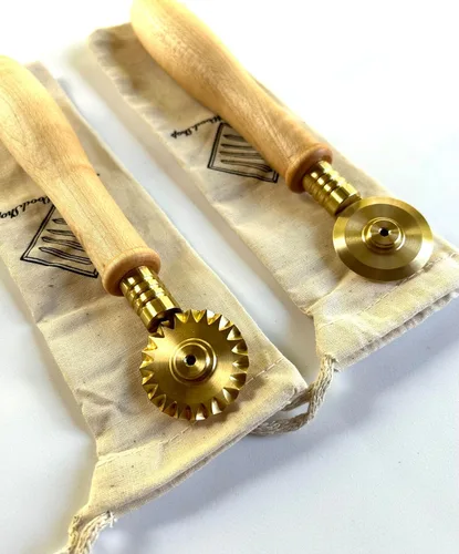 Vista 2 de Nonna's cutters, brass pasta wheels, maple (Smooth & Fluted pair)