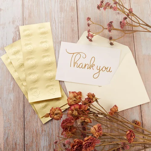 Vista 4 de Paquete de 50 sobres A6 color crema con tarjetas de cartulina gruesa plegada de 4 x 6 pulgadas y calcomanías doradas para tarjetas de felicitación