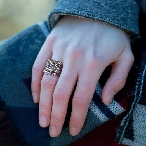 Vista 4 de Mytys - Anillos de banda ancha trenzados, anillo de cuerda torcida, anillos de declaración trenzados de dos tonos de metal mixto, joyería de moda