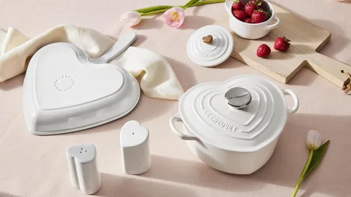 Vista 6 de Le Creuset Gres Mini Cocotte Redondo, 8 onzas., Blanco con Perilla de Corazón Oro