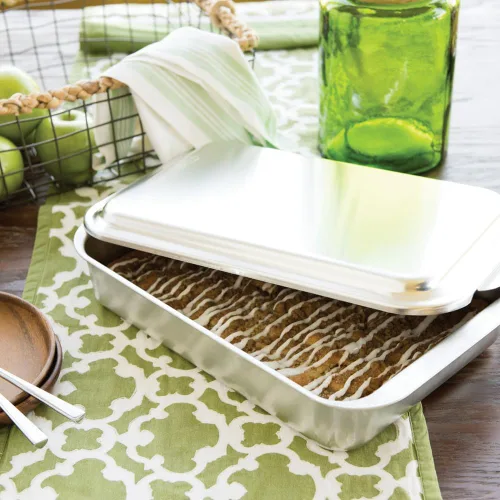 Vista 4 de Nordic Ware, molde para bizcocho clásico, de metal, 9 x 13, con tapa, Plateado