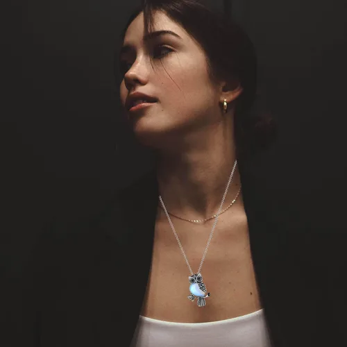 Vista 2 de MAIBAOTA Collares de búho para mujeres y hombres, collar con colgante de piedra de cristal curativa, regalos de Navidad para mujeres, joyas