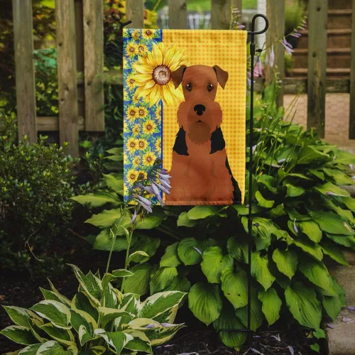 Vista 2 de Caroline's Treasures WDK5313GF Bandera de jardín con diseño de girasoles de verano, color negro y tostado, Airedale Terrier para buzón, bandera