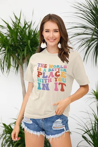 Vista 4 de Camisetas con texto en inglés The World is A Better Place with You in It (El mundo es un lugar mejor contigo in it), camiseta inspiradora