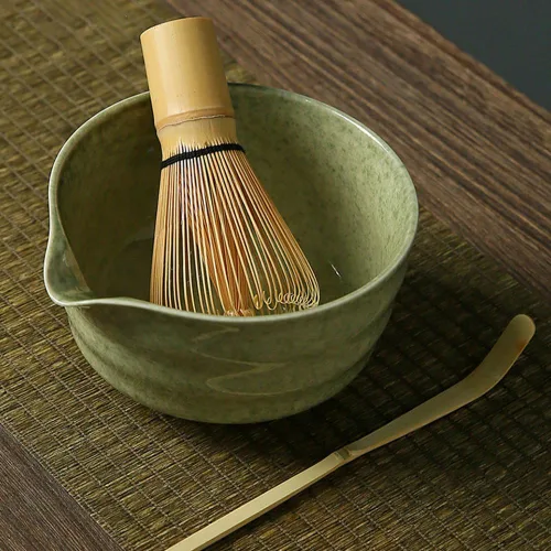 Vista 4 de Juego de matcha japonés, cuenco de 17 onzas con boquilla, batidor de bambú y cuchara, kit completo de 4 piezas para auténtica ceremonia de té