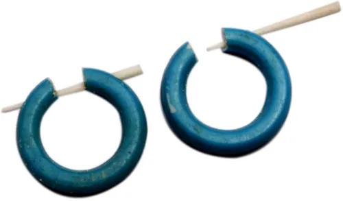 Vista 2 de Un par de pendientes de madera de coco tradicional azul AISEW471