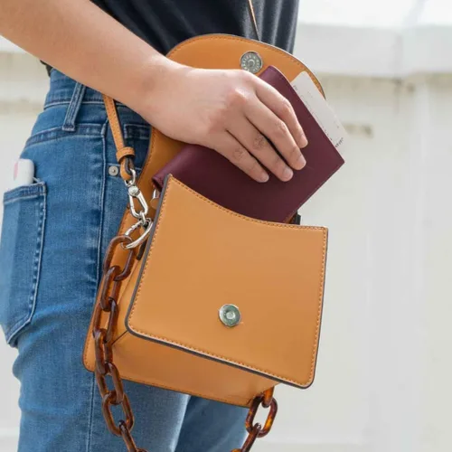 Vista 4 de Funda de cuero Saffiano para pasaporte Burgundy Una funda clásica y funcional para pasaporte
