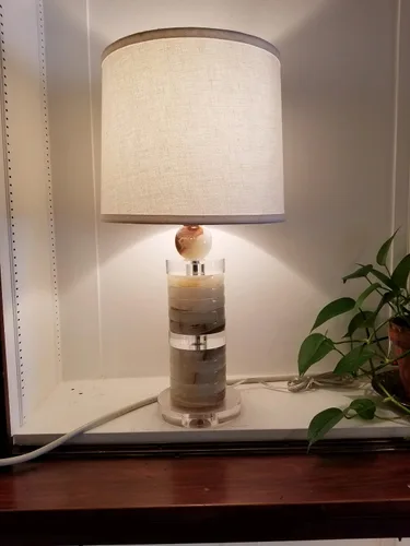 Vista 2 de B&P Lamp® Base de lámpara de acrílico transparente redonda de 4 pulgadas de diámetro con forma de alambre