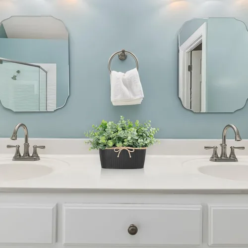 Vista 4 de Dahey Plantas artificiales de eucalipto en maceta para interiores, plantas falsas para decoración del hogar estilo granja, macetas de cerámica