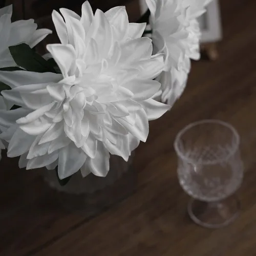 Vista 9 de Efavormart - Paquete de 2 arbustos de flores de dalia blanca de 20 pulgadas, ramos de boda artificiales Blanco