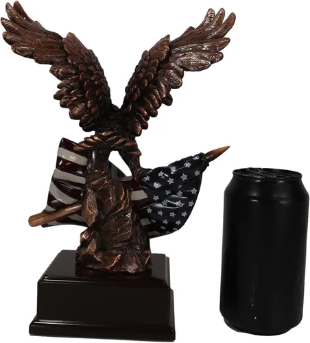 Vista 6 de Gifts & Decor Ebros Wings of Glory - Figura patriótica de águila calva que se aferra a la bandera estadounidense, bronce galvanizado, con base