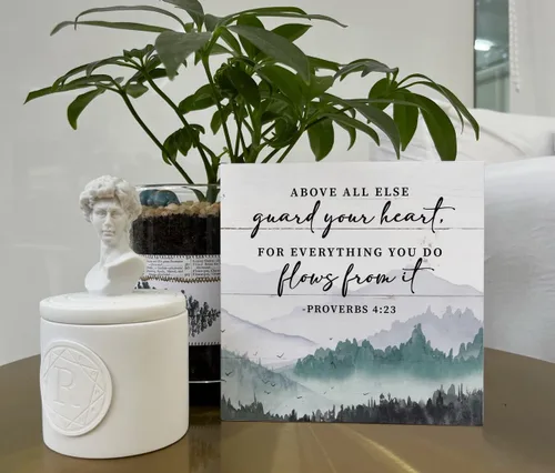 Vista 5 de Letrero de madera cristiana – Versículo de la Biblia Proverbios 4:23 – Guarda tu corazón, decoración cristiana de mesa para el hogar, decoración