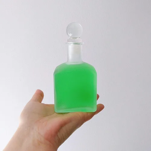 Vista 2 de Nakpunar Botellas esféricas de vidrio con cierre de corcho (1, 8.5 oz esmerilado)
