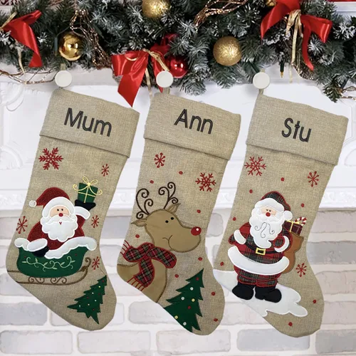 Vista 2 de Calcetín de Navidad personalizado, reno, Papá Noel, trineo de Papá Noel, diseño moderno, nombre bordado, grande de 18.5 pulgadas, color beige