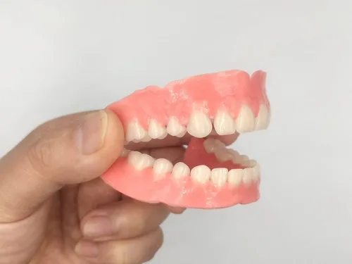 Vista 2 de Dentadura Hazlo Tú Mismo Juego Completo de Dientes Falsos Superiores e Inferiores para Mejorar tu Sonrisa