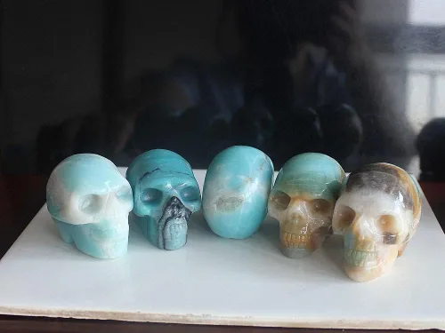 Vista 5 de Figura de calavera de piedras preciosas mixtas tallada a mano de 2 pulgadas para decoración del hogar (Amazonita)
