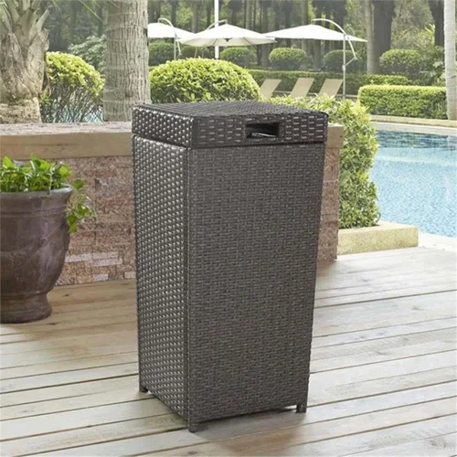 Vista 2 de Pemberly Row Cubo de basura de mimbre para patio, acabado gris desgastado, mimbre de resina resistente a los rayos UV con marco de acero duradero