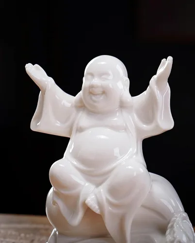Vista 2 de QINLANG Pequeña estatua de Buda riendo blanca de cerámica para buena suerte, estatua de Buda feliz de la suerte sentado en bolsa de dinero