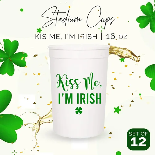 Vista 2 de Kiss Me I'm Irish - Juego de tazas de plástico para el día de San Patricio, 12-16 onzas para recuerdos de fiesta y decoraciones temáticas de trébol