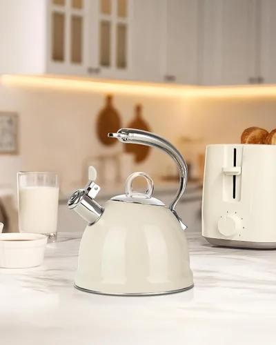 Vista 2 de Harriet Tetera para Estufa, Tetera Silbante de Acero Inoxidable de 2.5 Cuartos, Base de 3 Capas, Mango Ergonómico Único, Incluye Soporte para Olla