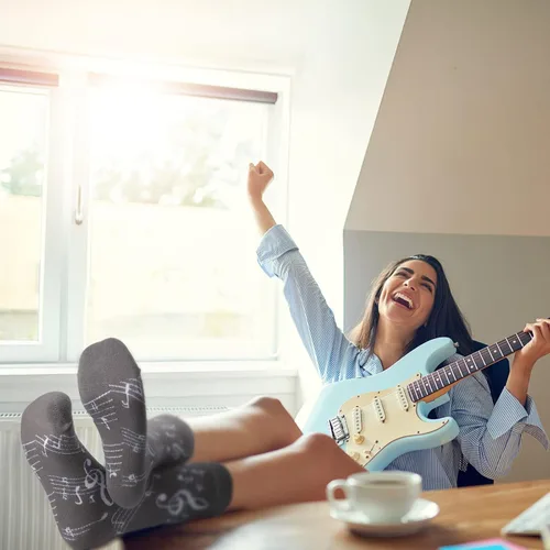 Vista 6 de 4 pares de calcetines de vestir musicales para hombre, calcetines de guitarra, calcetines novedosos, para amantes de la música, regalos