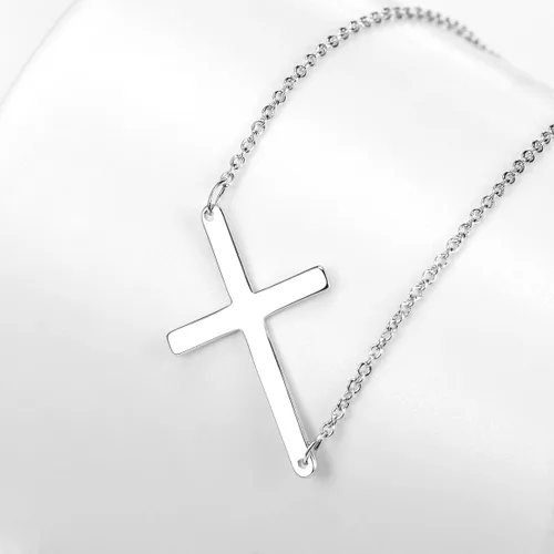 Vista 6 de Collar con cruz ubicada de costado de plata de ley 925