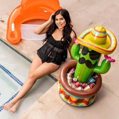 Vista 4 de JOYIN Enfriador inflable de cactus de 43 pulgadas con sombrero para fiestas, suministros de fiesta del Cinco de Mayo, enfriador inflable
