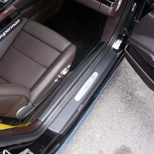 Vista 4 de YIWANG Placa de umbral de puerta de fibra de carbono 100% real para Porsche 911 718 2016 2017 2018 2019 2020 (mate)