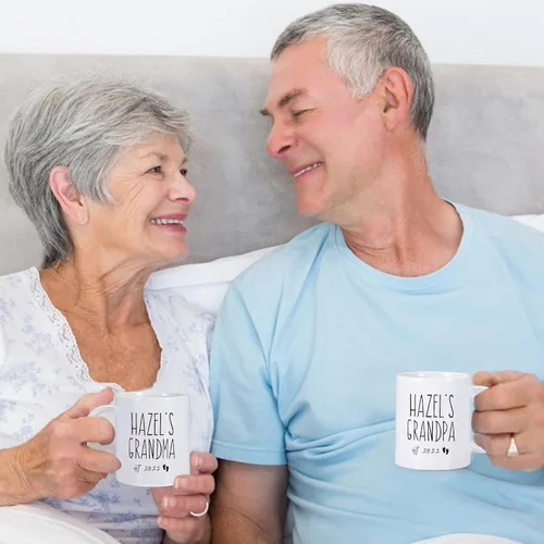 Vista 2 de Taza personalizada con texto en inglés "Promoted To Grandma 2023", regalos para la abuela por primera vez, anuncio de embarazo para abuela