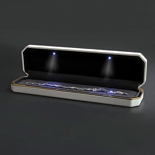 Vista 2 de HSLFUAI Caja larga para collar con luz LED, cajas de exhibición de collar para compromiso de aniversario de boda (blanco)