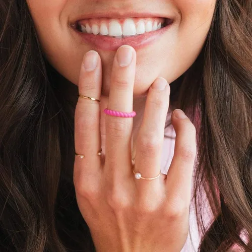 Vista 3 de Enso Rings Anillos de boda de silicona apilables, múltiples diseños para el uso diario, cómodos y flexibles