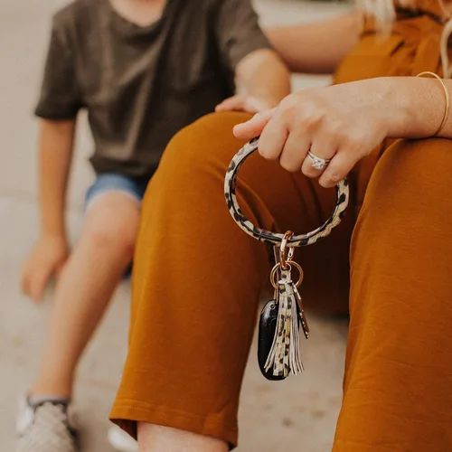 Vista 2 de Pulsera de cuero llavero con borla para mujeres y niñas