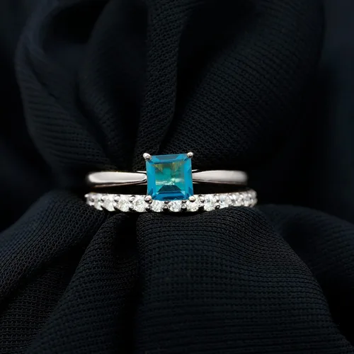 Vista 11 de Juego de anillos de boda de topacio azul Londres con diamante, juego de anillos solitarios de topacio azul de corte princesa para mujer (calidad AAA)