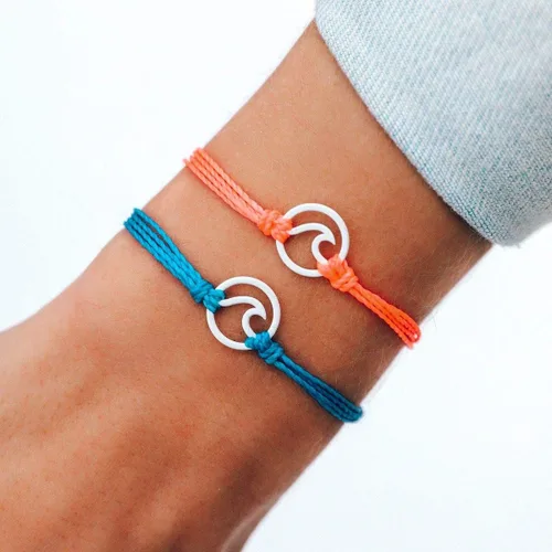 Vista 3 de Pura Vida Pulsera ondulada de esmalte aguamarina o blanco, impermeable, correa ajustable