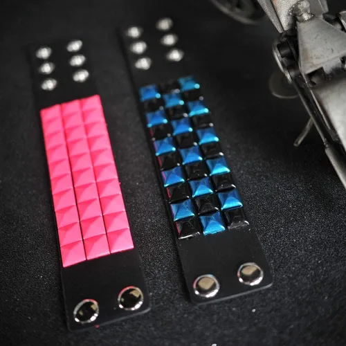 Vista 4 de Pulsera punk ancha de cuero – Pulsera pirámide de 3 filas – Pulsera de motociclista con tachuelas