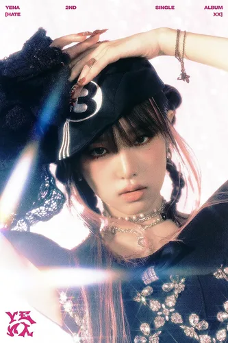 Vista 5 de Choi Yena 2º Álbum Individual Versión POCA Photostand+Tarjeta QR+Tarjeta Fotos+Pegatina+Guía del usuario+Seguimiento Sellado (Versión ODIO)
