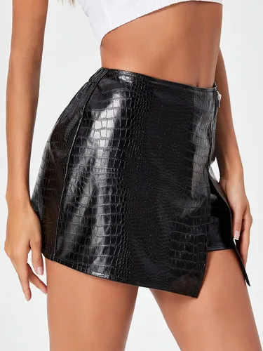 Vista 3 de SweatyRocks Pantalones cortos metálicos de piel sintética de cintura alta para mujer, pantalones cortos elásticos de pierna ancha