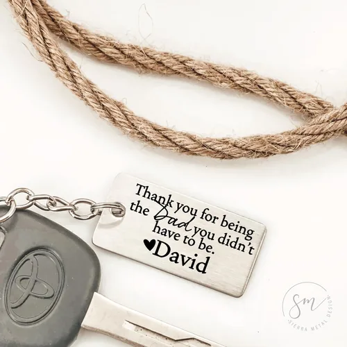 Vista 4 de Llavero de regalo para padrastro con texto en inglés "Thank You For Being The Dad You Didn't Have To Being The Dad You Didn't Have To Be the