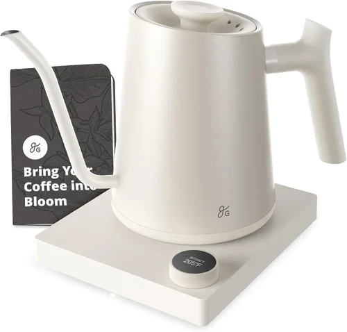 Vista 2 de Greater Goods Hervidor eléctrico de cuello de cisne y báscula de café, diseñada en San Luis, blanco abedul