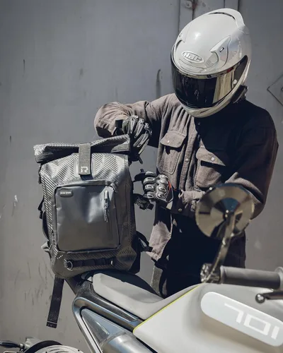Vista 6 de RIDEIRON Mochila impermeable para motocicleta, bolsa seca con cierre superior enrollable para kayak, viajes, surf, navegación Fibra de carbono